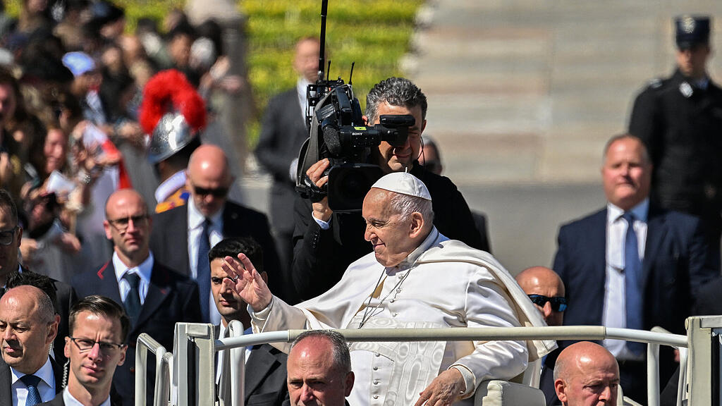 Papst erteilt Segen "Urbi et Orbi"