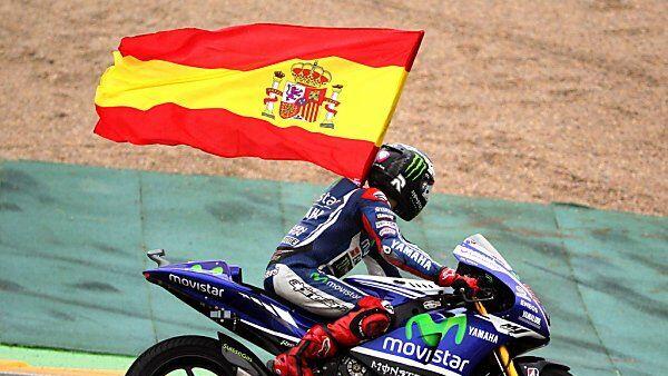 Lorenzo jubelte mit der spanischen Flagge