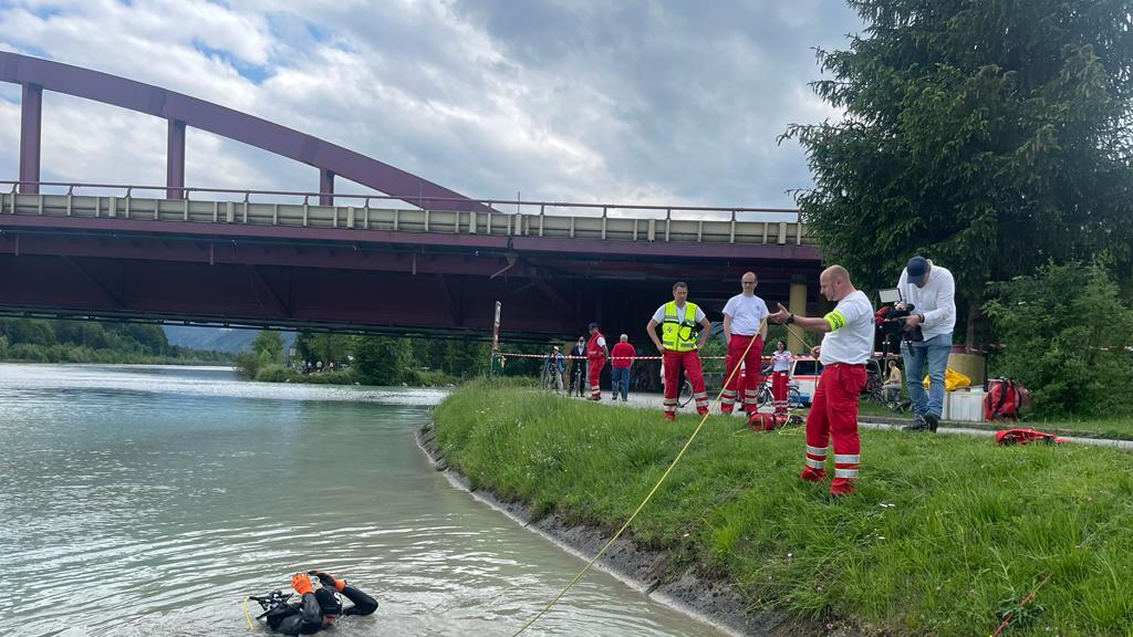 Hallein: Klein-Lkw noch nicht aus Salzach geborgen