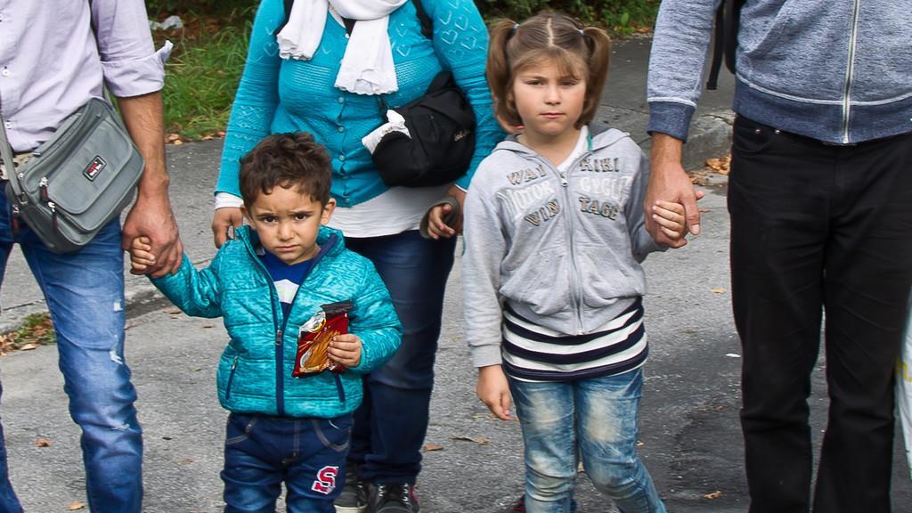 Flüchltinge zu Fuß von Salzburg nach Freilassing unterwegs