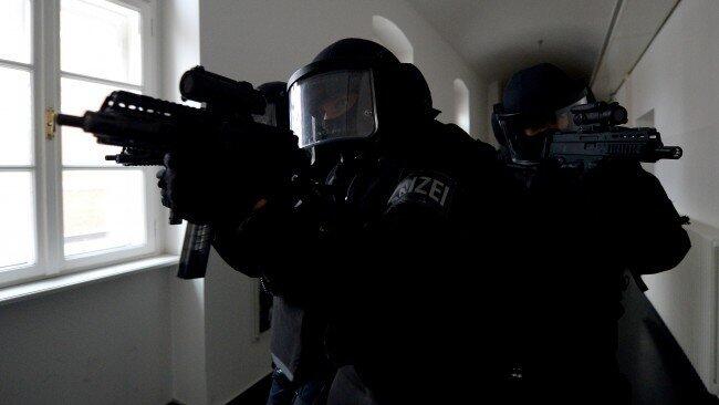 Der 20-Jährige konnte in der Nacht auf Samstag von Cobra-Beamten in der Nähe seiner Wohnung festgenommen werden (Symbolbild).