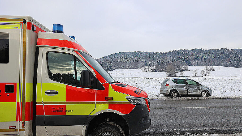 Pkw von Lkw gerammt