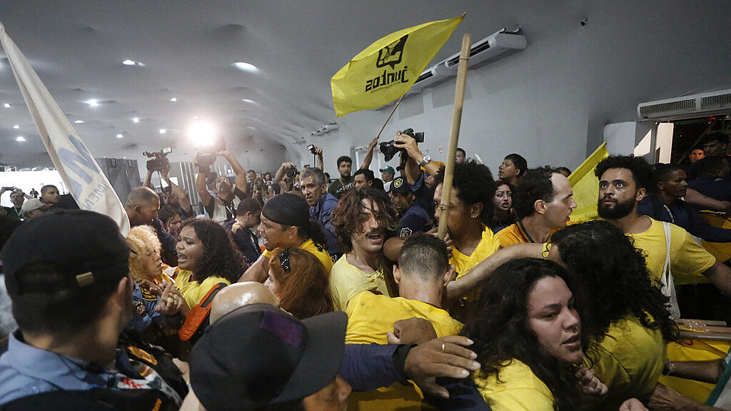 Es kam zu einem Gerangel