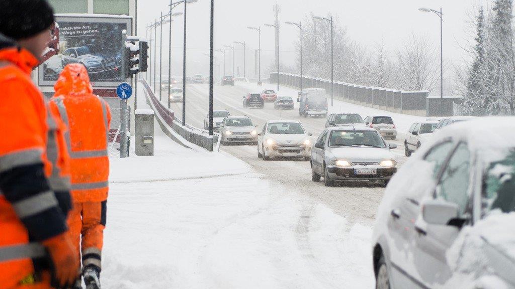 Schnee sorgt für Unfälle und Verkehrschaos: Innenstadt versinkt im Schnee