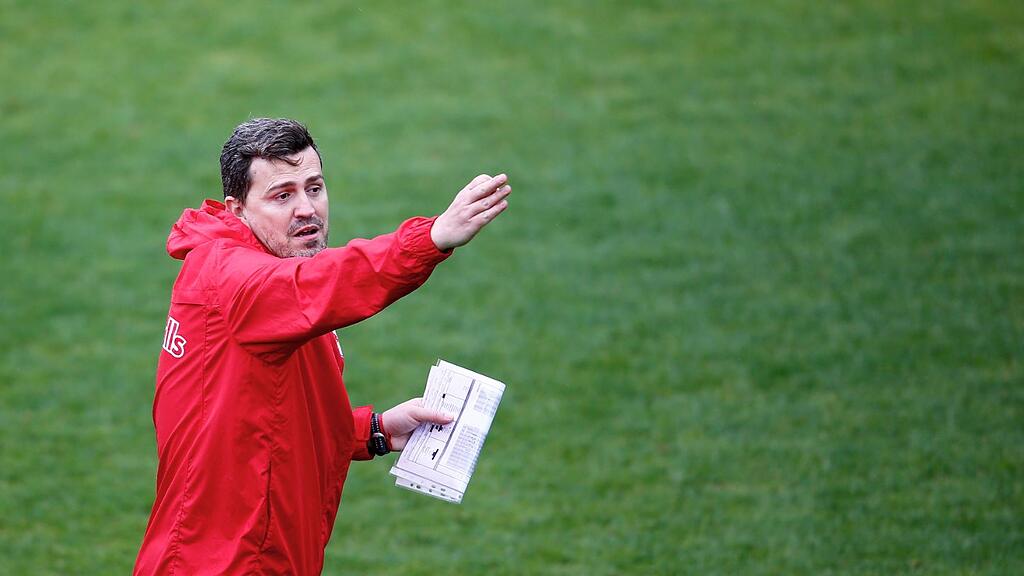 Oscar Garcia, Coach von Red Bull Salzburg, ist für den Videobeweis.