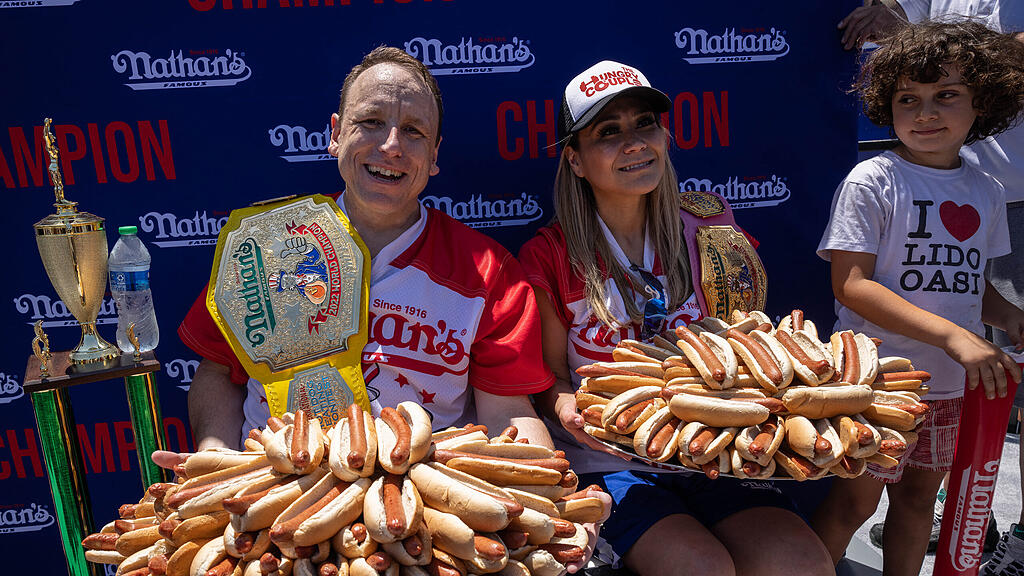 Joey Chestnut verschlingt 83 Hotdogs in 10 Minuten