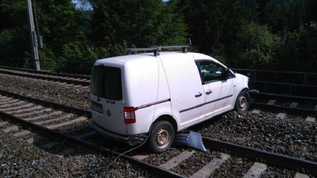Das abgestürzte Auto blockierte die Westbahnstrecke.