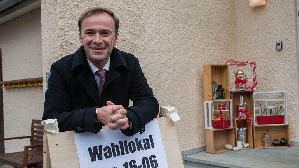 Bernhard Auinger bei der Stimmabgabe