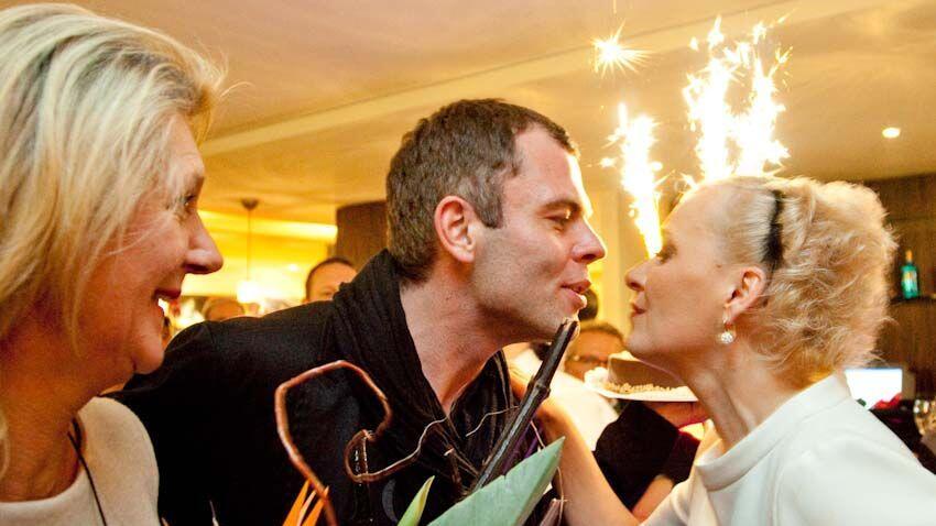 Die Wirte Bernhard Huemer (Wernbacher) und Eulenspiegelin Brigitte Gruber gratulierten mit Spritzkerzentorte.
