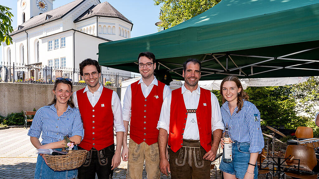 Maibaumaufstellen in Wals (am Kirchenplatz)