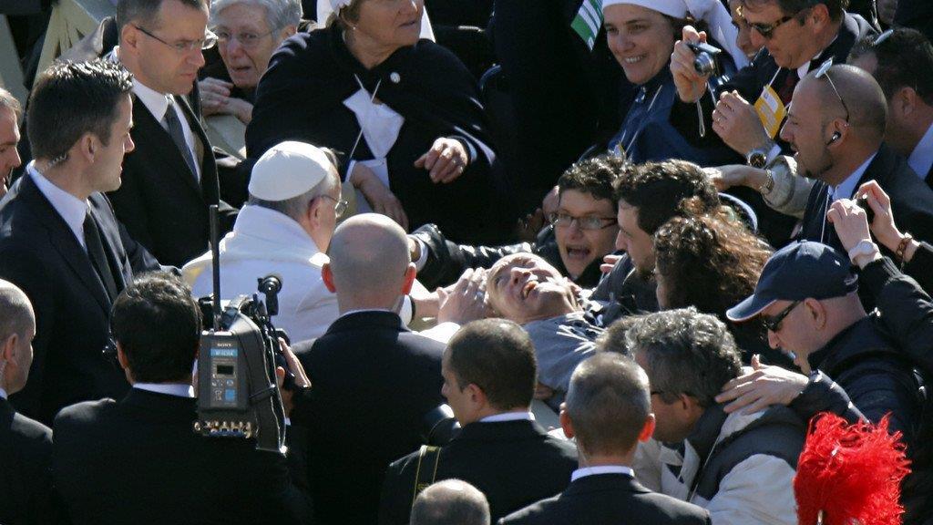 Zehntaussende Pilger bei Amtseinführung von Papst Franziskus