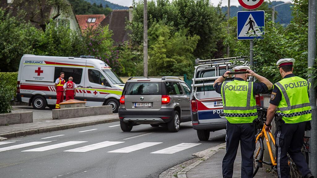 Die Radfahrerin ist nach einem Sturz von einem Autoanhänger überrollt worden.