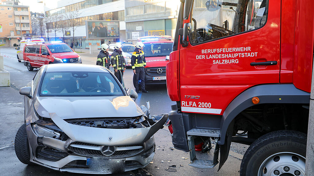 feuerwehrfahrzeug gegen pkw