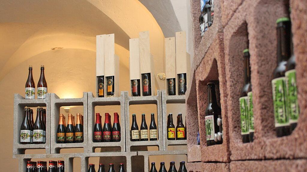 Alles da im Bottleshop: Vorne bestes Bier, hinten die Verkostungsecke.