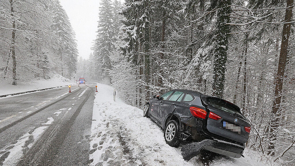 Unfall mit drei Autos auf B21 bei Schneizlreuth