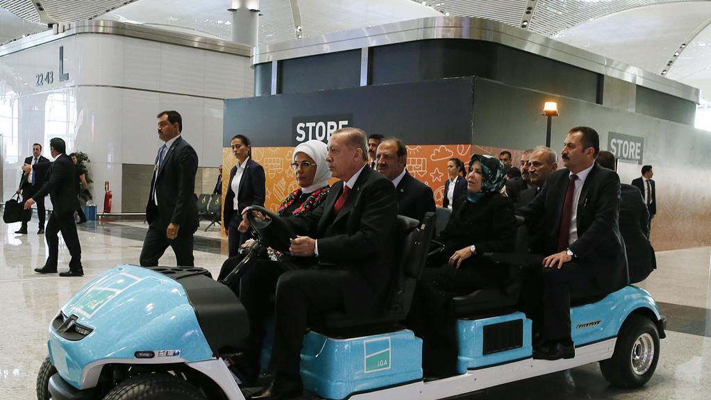 Riesiger Flughafen in Istanbul eröffnet