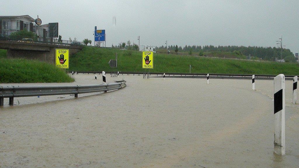 Grabenstätt: A8 überflutet