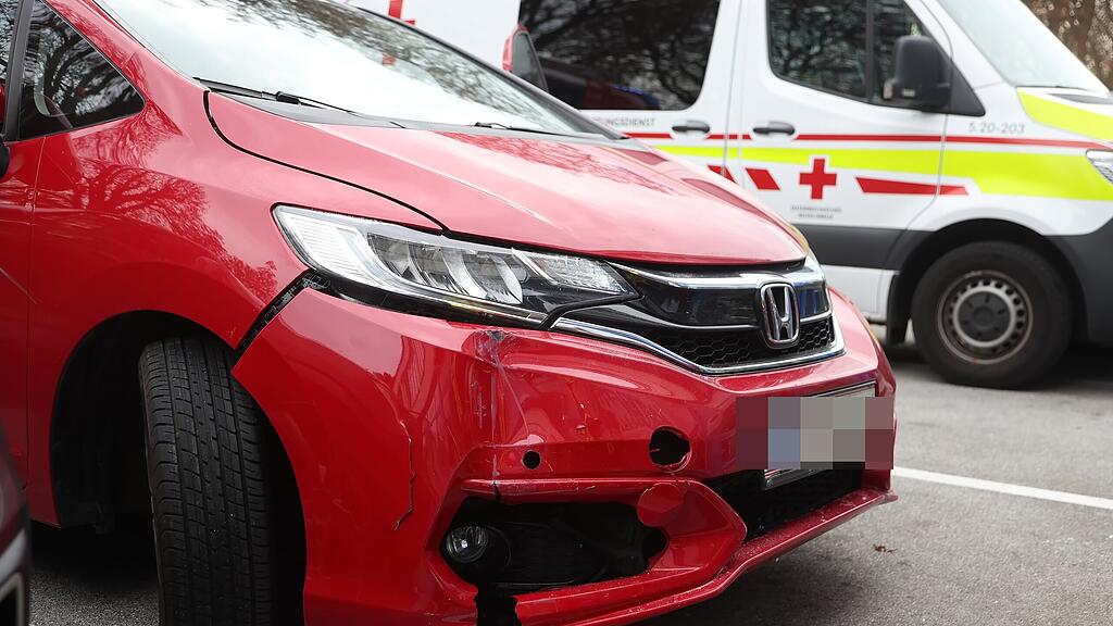 Auto gegen Auslagenscheibe