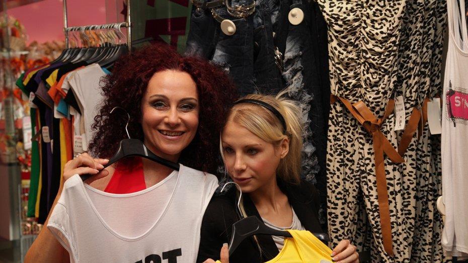 Christina "Mausi" Lugner und Anastasia "Katzi" Sokol im INterview und beim Shoppen