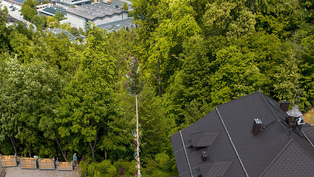 Maibaumaufstellen beim Gasthof Maria Plain