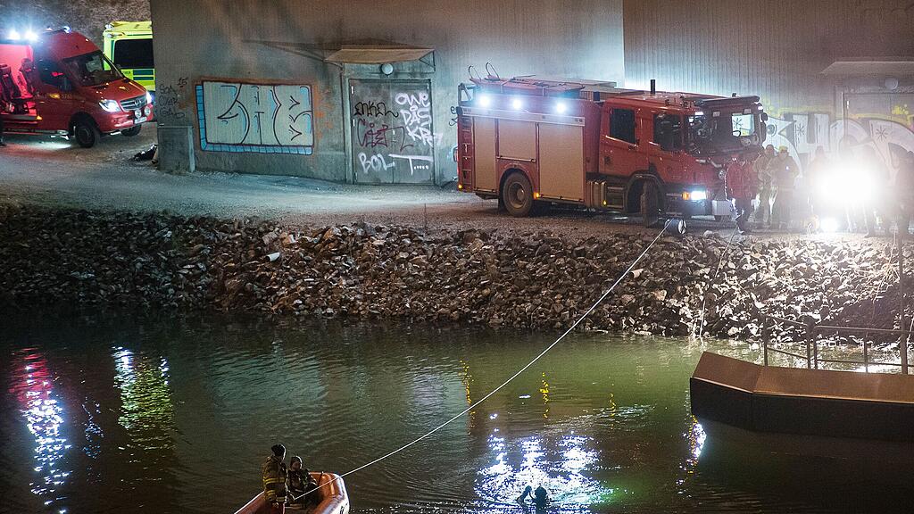 Der Pkw der Band stürzte in den Kanal.