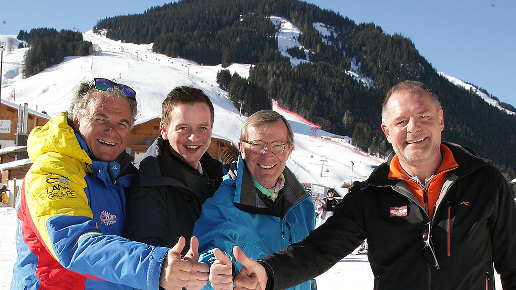 LH Wilfried Haslauer mit Skipräsident Bartl Gensbichler, Bgm. Alois Hasenauer und Bergbahnen-Chef Peter Mitterer beim Weltcup 2015