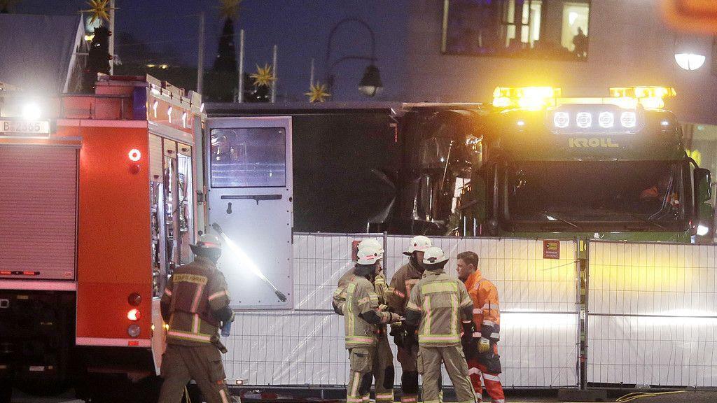 Lkw rast in Weihnachtsmarkt: Spurensicherung