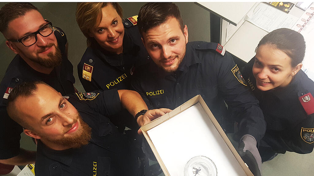 Nach einem Selfie mit den Polizisten wurde der Skorpion der Tierrettung übergeben.