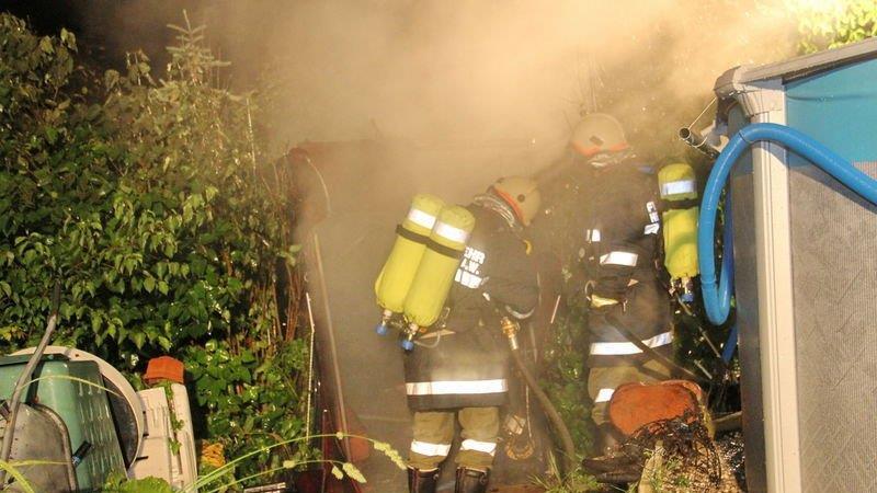 Geräteschuppen in Flammen