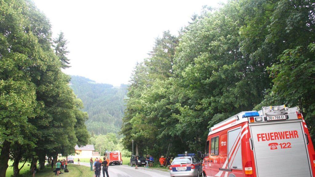 Einsatz für die Feuerwehr Werfenweng: X-Alps-Star landet in Baum.