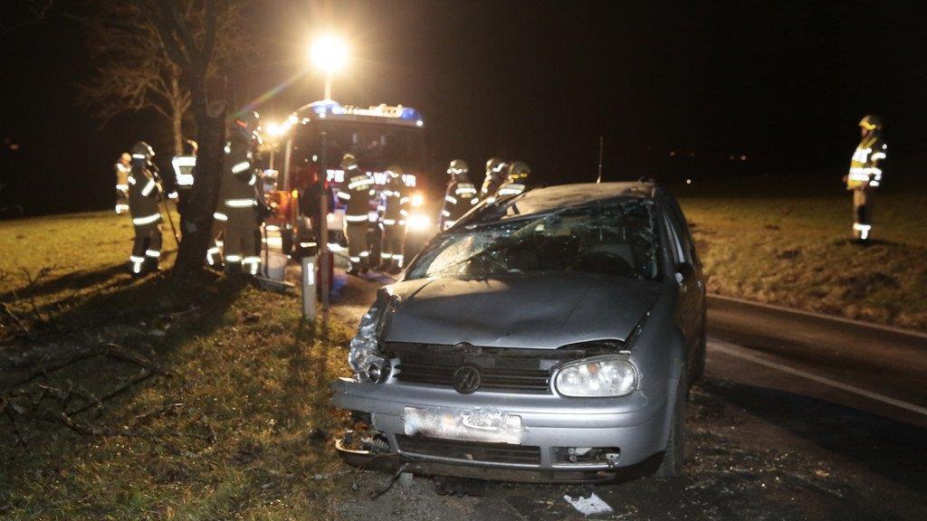 Abtenau: Pkw mit fünf Insassen prallt auf B162 gegen Baum