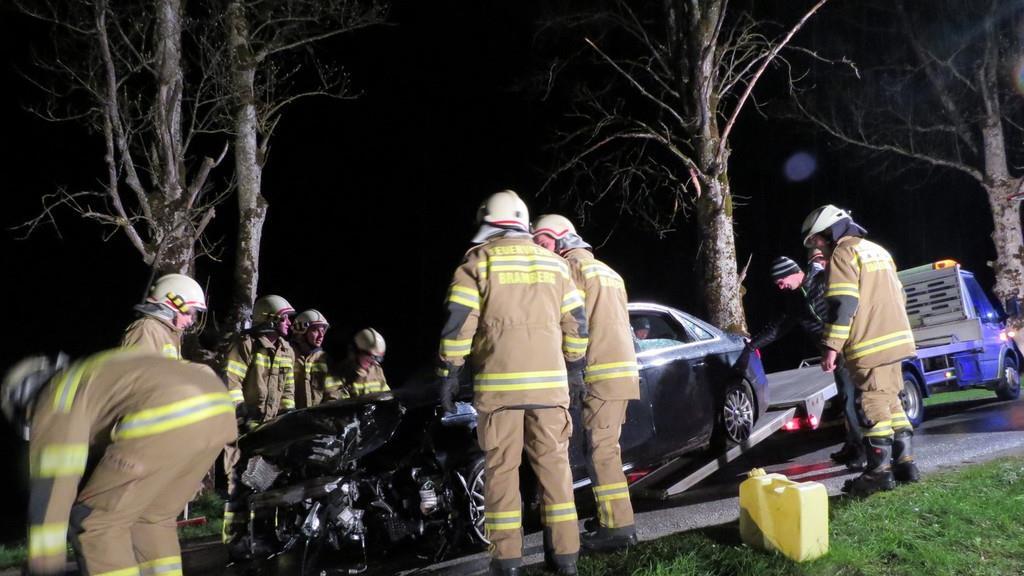 Auto knallt in Bramberg gegen Baum