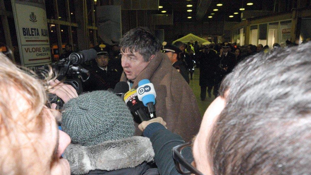 Norman Atlantic: Fähre wird abgeschleppt, Passagiere kommen an