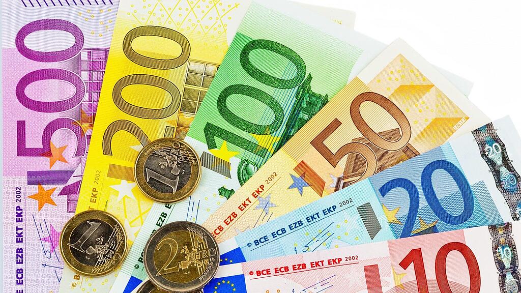 Ein 52-Jährige fand auf einer Straße in Berchtesgaden mehrere zehntausend Euro und brachte das Geld zur Polizei.