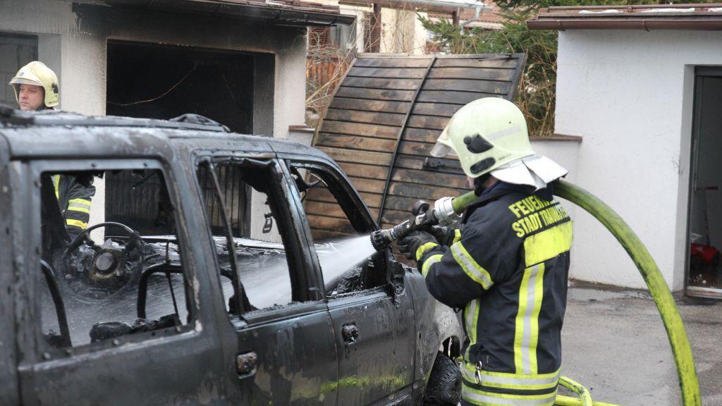 Durch das rasche Eingreifen der Feuerwehr konnte ein Übergreifen auf die umliegenden Garagen verhindert werden.