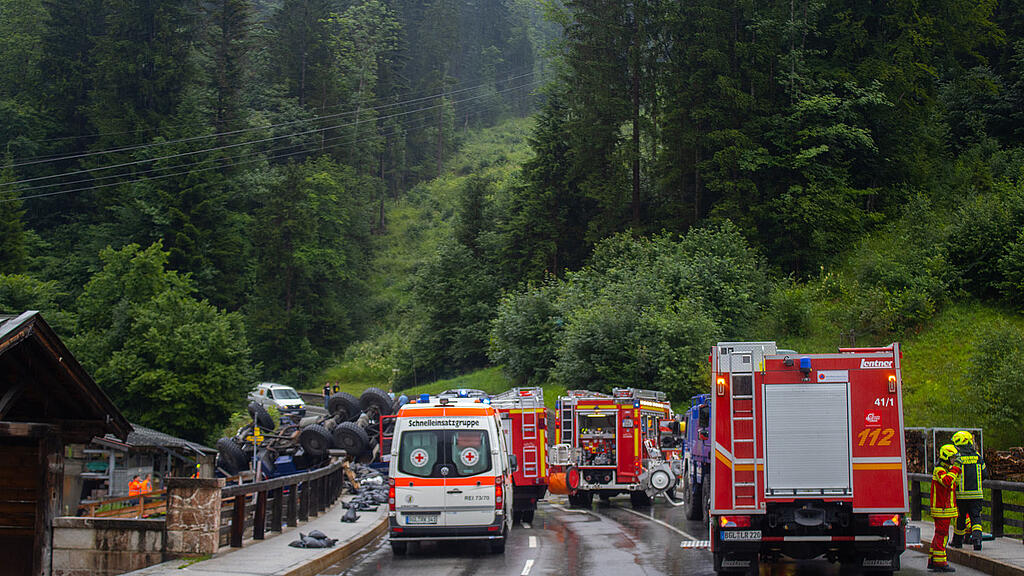 Unfall Hilfs-Lkw THW