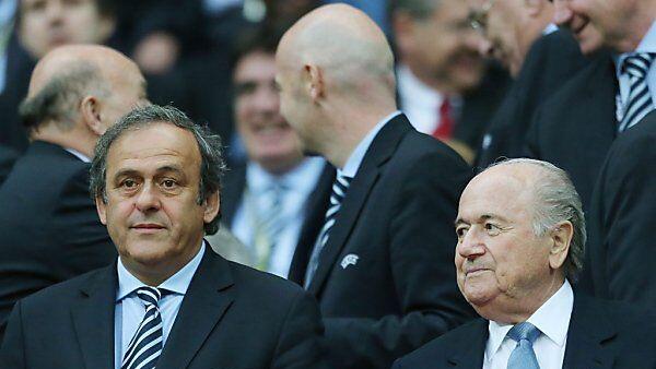 Platini und Blatter mit verschiedener Meinung