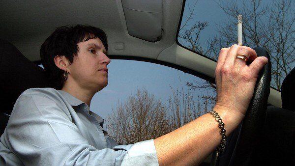 Raucher gefährden die Gesundheit jener, die im Auto mitfahren.