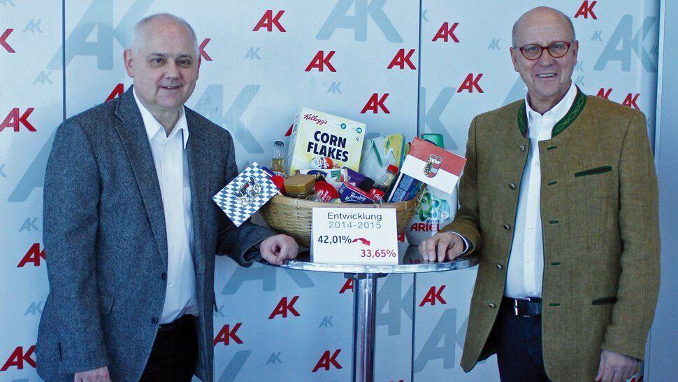 AK-Präsident Siegfried Pichler (re.) und Konsumentenexperte Mag. Stefan Göweil (li.)mit dem exemplarisch zusammengestellten Warenkorb. Dieser enthält 25 Produkte des täglichen Bedarfs. 2014 waren exakt dieselben Artikel um 42 Prozent teurer als in Freilassing, heuer um knapp 34 Prozent.