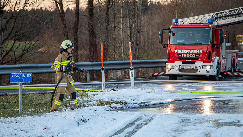 Lkw-Anh\u00e4nger in Nu\u00dfdorf in Vollbrand