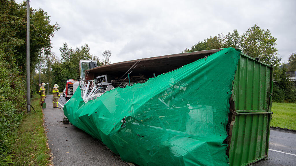 B156: Lkw in Bergheim umgekippt