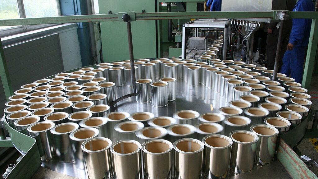 Der niederländische Konzern AkzoNobel AG, zu dem auch der Standort Elixhausen gehört, stellt unter anderem Farben, Lacke, Holzschutz sowie Spezialchemikalien für die Industrie her .