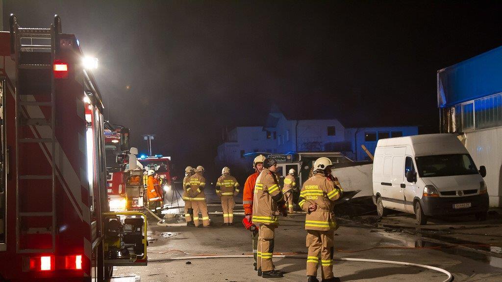 Brand im Gewerbegebiet von Hallwang I