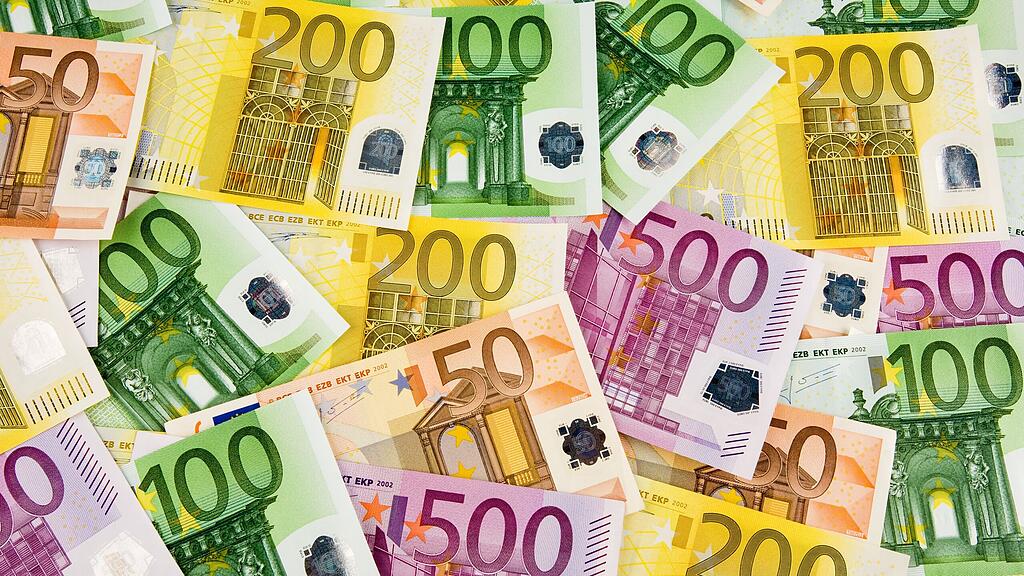 Die Zahlen 3, 5, 13, 26, 41 und 45 auf einem Zehn-Runden-Schein brachten bei der sechsten Ziehung den großen Erfolg.
