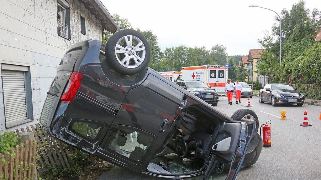 Pkw-Überschlag nach Kollision zweier Autos auf B20 in Hammerau