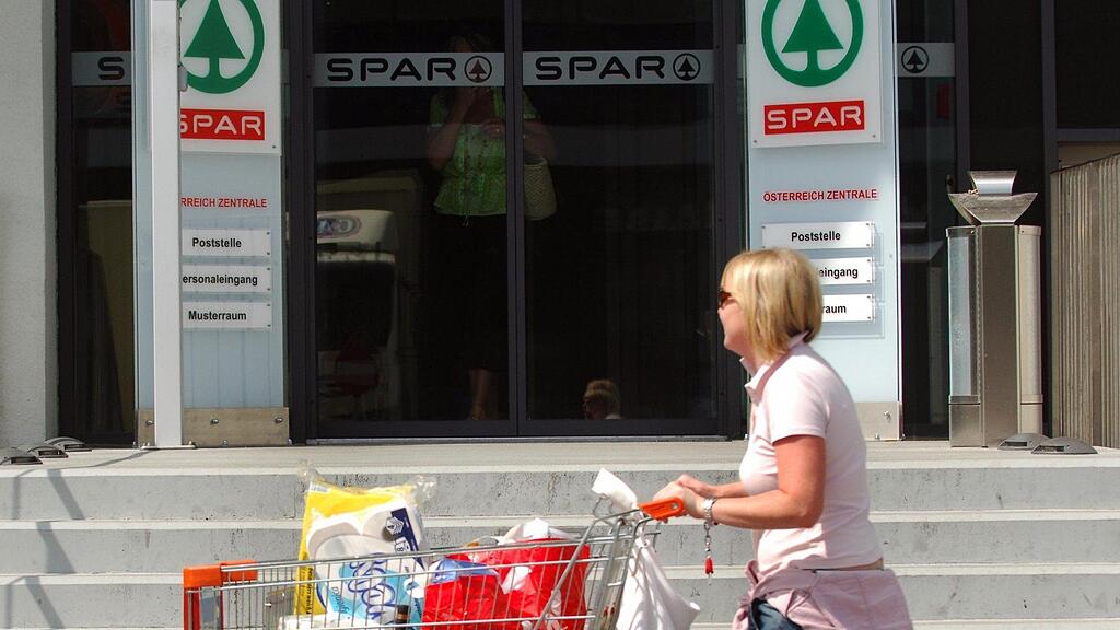 Die Razzia bei der Spar-Zentrale in Salzburg dauert noch an.