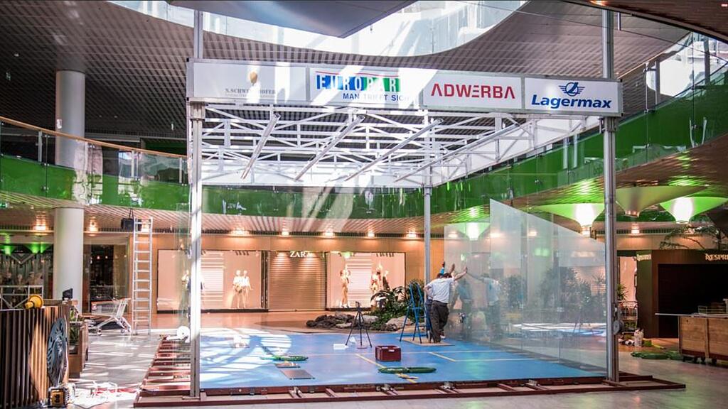 Der zehn Tonnen schwere Glascourt im Europark wurde am Wochenende aufgebaut.