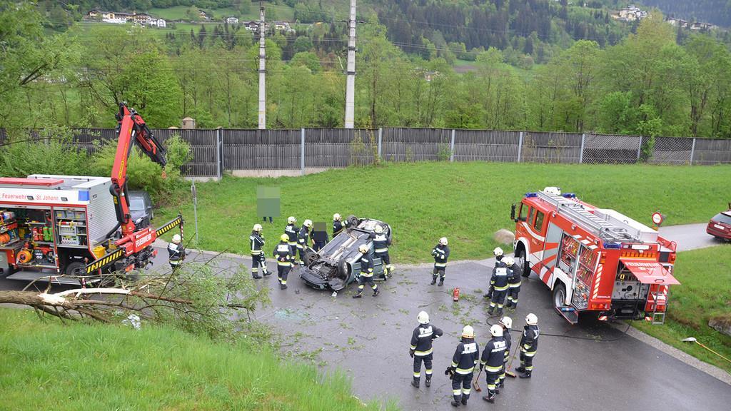 St. Johann: Pkw-Überschlag auf B311