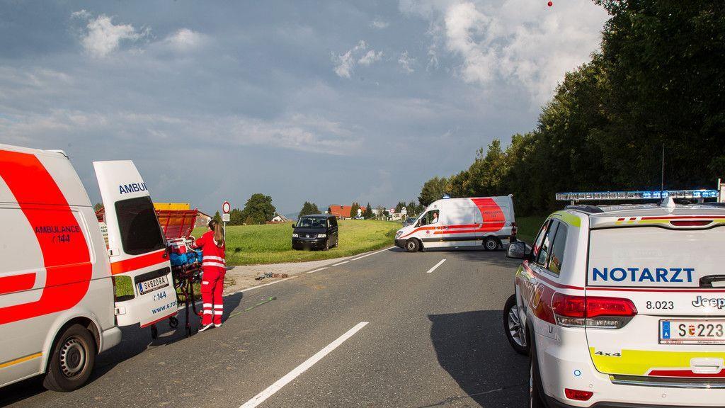 Motorradlenker von Traktoranhänger überrollt