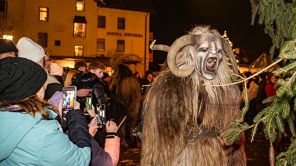 Krampuslauf im Ortszentrum, Großgmain